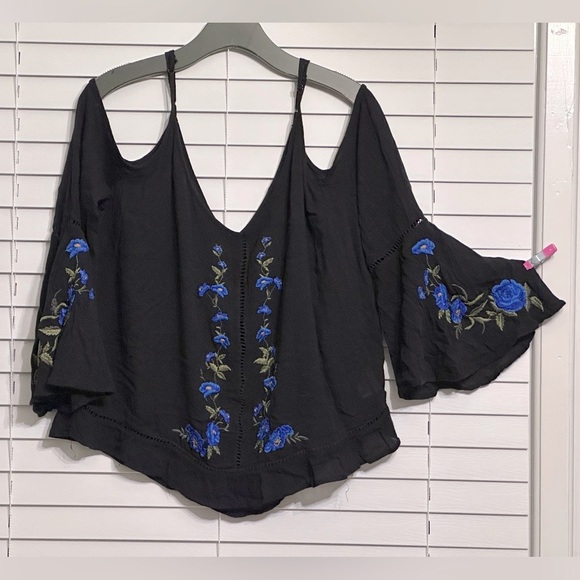 🛍️American Eagle outfitters embroidered cold shoulder top Size M excellent - Picture 1 of 9